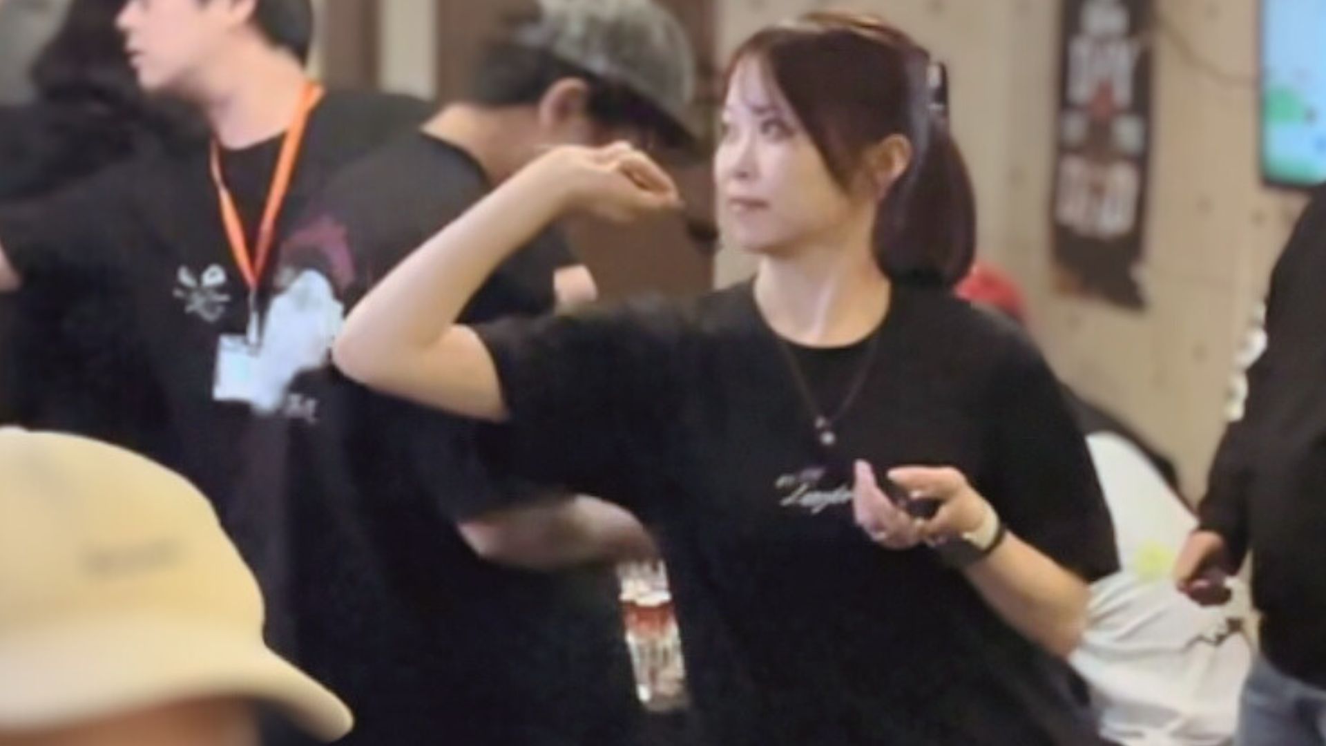 女性プレイヤーがダーツを構えるシーン