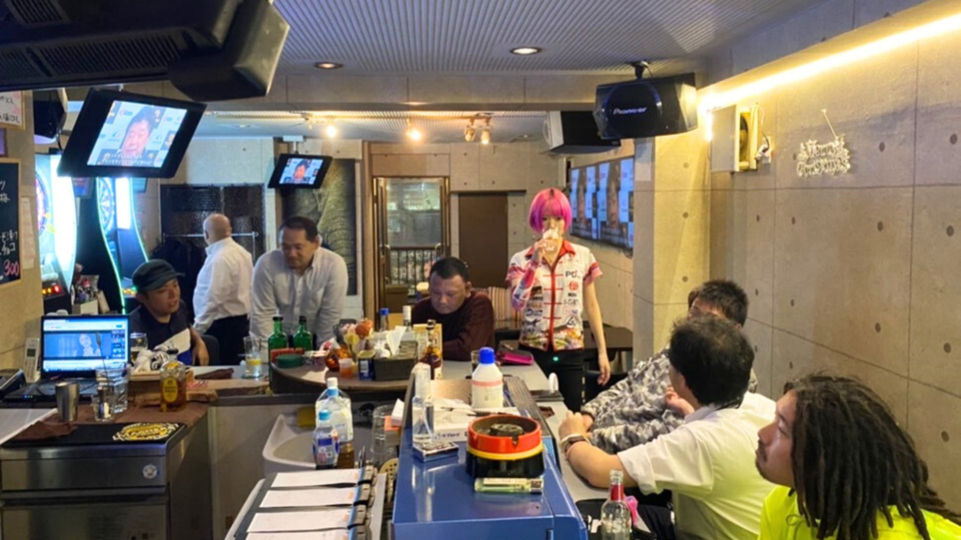 バーカウンターとお客さんで賑わう店内の雰囲気