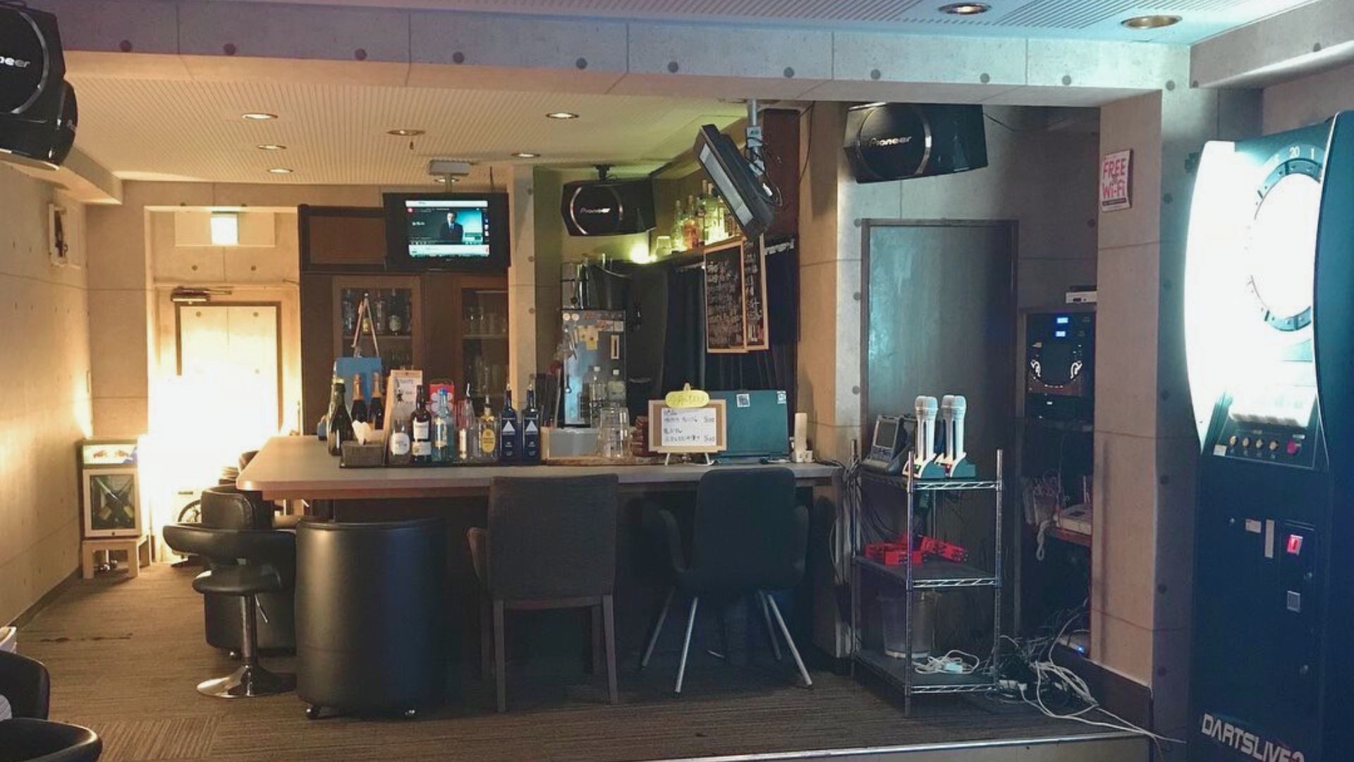 落ち着いた店内カウンターとダーツ台