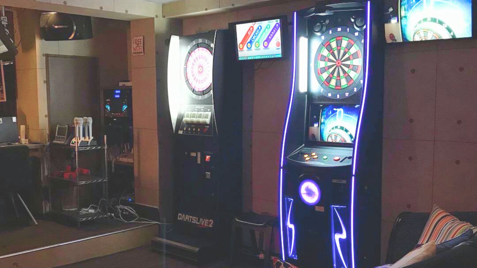 DARTSLIVE2とVSフェニックスのダーツ台設置風景