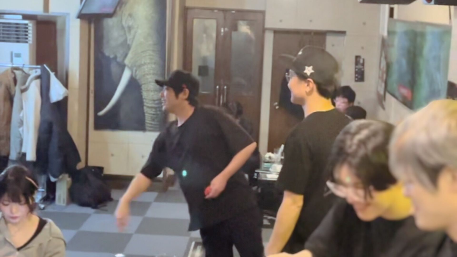 複数のお客さんがダーツを楽しむ様子